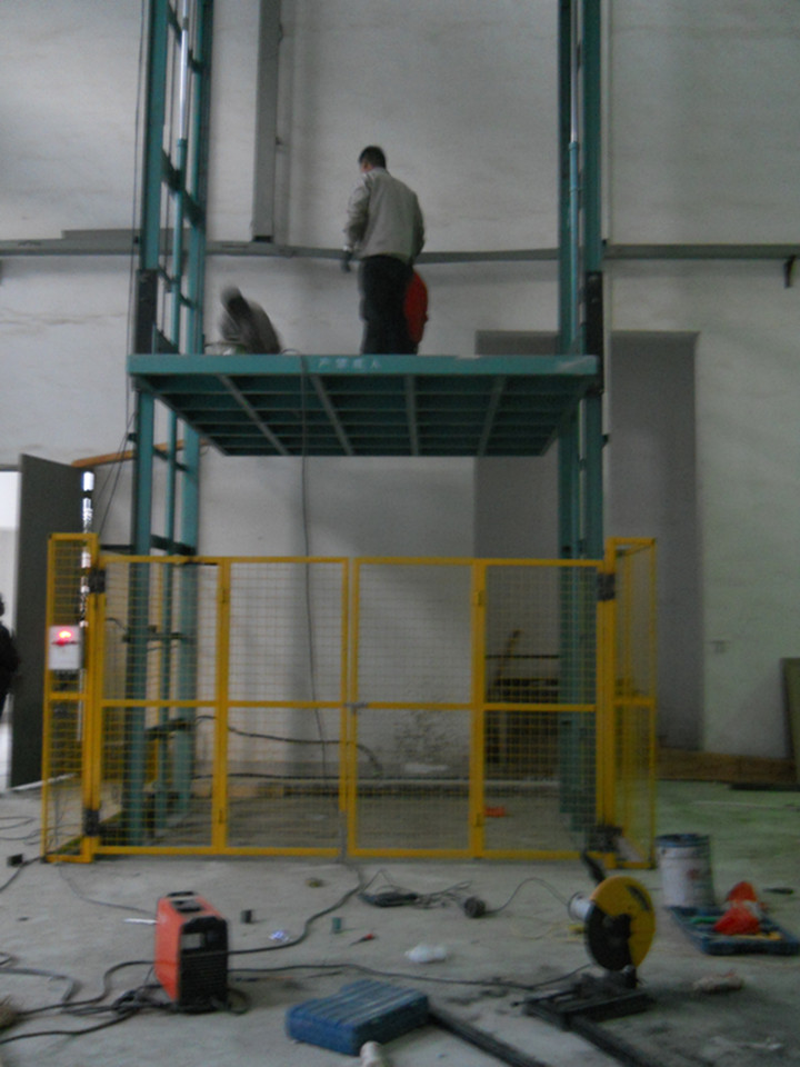 導(dǎo)軌式液壓升降機(jī)